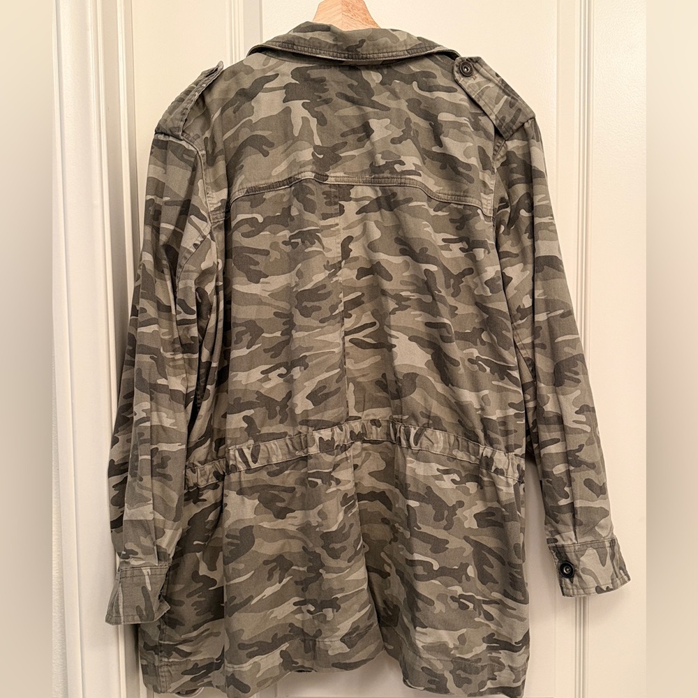 DKNY Women’s Field Jacket in Camouflage - Picture 2 of 2